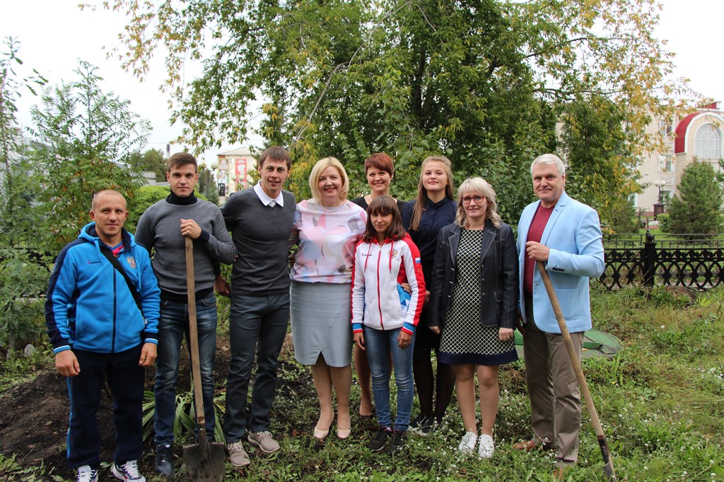 1 сентября в УОР. Посадка саженца на Алее Спортивной славы